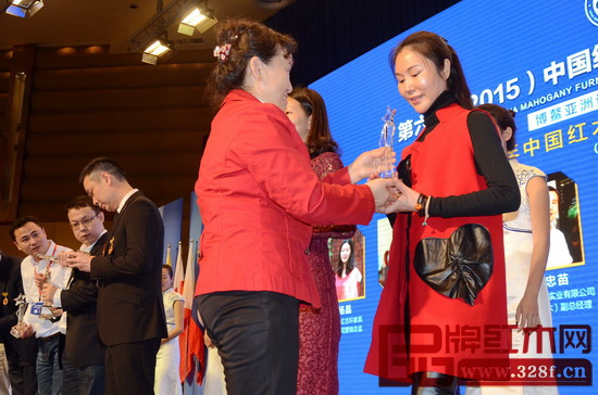 明清家具鑒賞專(zhuān)家馬清竹女士為御乾堂頒獎(jiǎng) 明清家具鑒賞專(zhuān)家馬清竹女士為御乾堂頒獎(jiǎng)