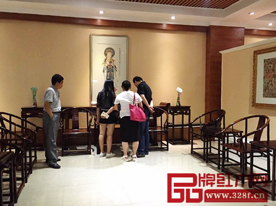 南枝紅紅木西安店內(nèi)客戶正在品味紅木家具 南枝紅紅木西安店內(nèi)客戶正在品味紅木家具