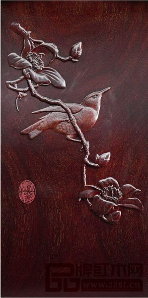 泰和園紅木家具的經(jīng)典之作中，點(diǎn)綴在面板、靠背、柜門等處的絲翎檀雕，或雕一只垂頸飲水的仙鶴，或成一只靈動(dòng)雀躍的鳥兒，有如點(diǎn)睛之筆，為原本古典厚重的紅木家具添得一絲休閑情雅意與閑逸之趣