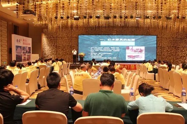 大涌鎮(zhèn)黨委委員謝巧明現(xiàn)場(chǎng)分享紅木干貨 大涌鎮(zhèn)黨委委員謝巧明現(xiàn)場(chǎng)分享紅木干貨