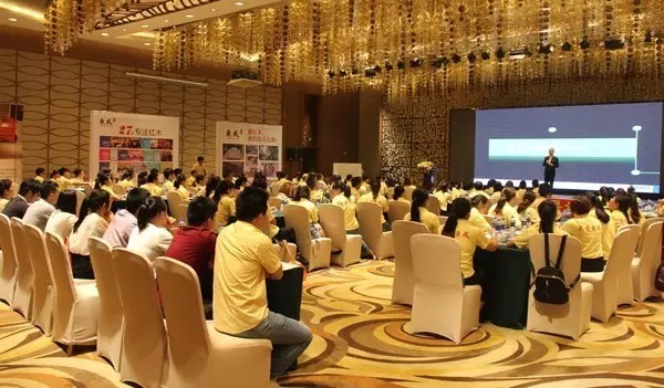 東成紅木全國(guó)銷售精英培訓(xùn)大會(huì)特邀講師吳建華為學(xué)員們授課 東成紅木全國(guó)銷售精英培訓(xùn)大會(huì)特邀講師吳建華為學(xué)員們授課