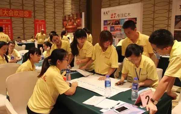 東成紅木全國(guó)銷售精英培訓(xùn)大會(huì)培訓(xùn)學(xué)員在認(rèn)真討論 東成紅木全國(guó)銷售精英培訓(xùn)大會(huì)培訓(xùn)學(xué)員在認(rèn)真討論