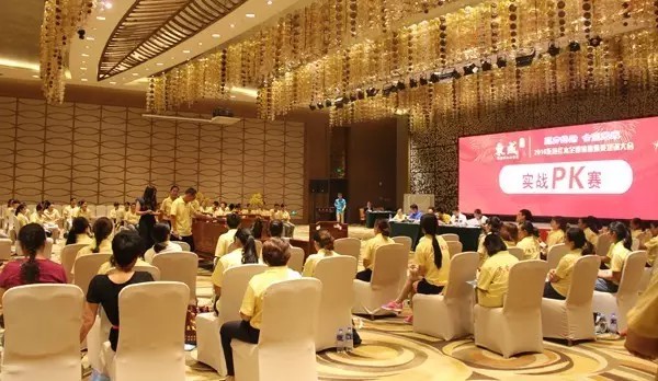 東成紅木全國(guó)銷售精英培訓(xùn)大會(huì)培訓(xùn)學(xué)員現(xiàn)場(chǎng)實(shí)戰(zhàn)PK賽 東成紅木全國(guó)銷售精英培訓(xùn)大會(huì)培訓(xùn)學(xué)員現(xiàn)場(chǎng)實(shí)戰(zhàn)PK賽