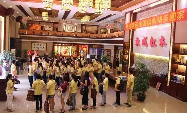 銷售精英參觀東成紅木展廳 銷售精英參觀東成紅木展廳