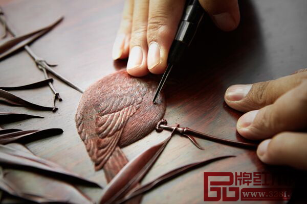 泰和園絲翎檀雕掛屏制作過程十分精細(xì) 泰和園絲翎檀雕掛屏制作過程十分精細(xì)