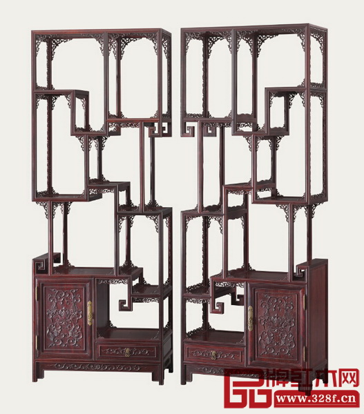 博古通今雅物——泰和園《洋花博古架》可以陳設(shè)古玩珍奇、器皿,或者青銅器、玉器、瓷器、陶器等,又或者古董書畫卷軸,在空間上又營造了隔而不斷、似透非透的層次感,產(chǎn)生了富有空間變化的韻律藝術(shù)效果,將線與空間的美感得以完美的體現(xiàn)。無論是從實用上,還是從審美上,都是一件令人鐘愛的風(fēng)雅之物。 博古通今雅物——泰和園《洋花博古架》可以陳設(shè)古玩珍奇、器皿,或者青銅器、玉器、瓷器、陶器等,又或者古董書畫卷軸,在空間上又營造了隔而不斷、似透非透的層次感,產(chǎn)生了富有空間變化的韻律藝術(shù)效果,將線與空間的美感得以完美的體現(xiàn)。無論是從實用上,還是從審美上,都是一件令人鐘愛的風(fēng)雅之物。