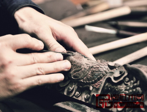 泰和園在私人定制服務(wù)中,對木工環(huán)節(jié)的要求和標(biāo)準(zhǔn)設(shè)定極高 泰和園在私人定制服務(wù)中,對木工環(huán)節(jié)的要求和標(biāo)準(zhǔn)設(shè)定極高