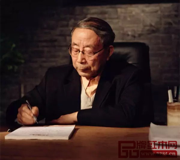 中國(guó)紅木家具技術(shù)專家、《紅木家具通用技術(shù)條件》標(biāo)準(zhǔn)主要起草人曹新民 中國(guó)紅木家具技術(shù)專家、《紅木家具通用技術(shù)條件》標(biāo)準(zhǔn)主要起草人曹新民