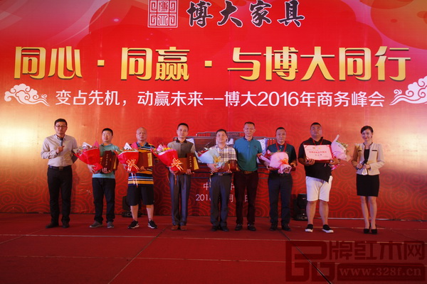 博大家具總裁毛世國為特聘戰(zhàn)略合作顧問授權(quán)頒牌