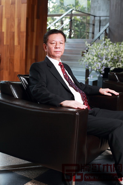 陳國壽 中國傳統(tǒng)工藝大師、國壽紅木董事長 一種新風(fēng)格的推出不是噱頭,不是靈光一閃,不是信口雌黃,而應(yīng)該有理有據(jù),有嚴(yán)格的定義。 陳國壽 中國傳統(tǒng)工藝大師、國壽紅木董事長 一種新風(fēng)格的推出不是噱頭,不是靈光一閃,不是信口雌黃,而應(yīng)該有理有據(jù),有嚴(yán)格的定義。