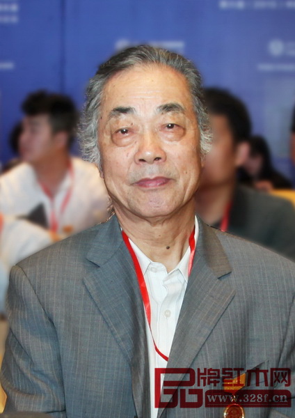 濮安國 原中國明式家具研究所所長、現(xiàn)中國紅木文化研究院院長、著名明式家具學(xué)者 當(dāng)代中國家具要?jiǎng)?chuàng)新,首先要研究明式家具優(yōu)秀的文化傳統(tǒng),懂一點(diǎn)藝術(shù)形式美的法則。 濮安國 原中國明式家具研究所所長、現(xiàn)中國紅木文化研究院院長、著名明式家具學(xué)者 當(dāng)代中國家具要?jiǎng)?chuàng)新,首先要研究明式家具優(yōu)秀的文化傳統(tǒng),懂一點(diǎn)藝術(shù)形式美的法則。