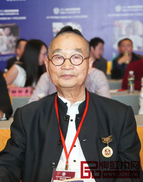 胡景初 中國高等家具設(shè)計(jì)專業(yè)創(chuàng)始人中南林業(yè)科技大學(xué)博士生導(dǎo)師 新明式也屬新中式的一種,因此必須具有中式傳統(tǒng)家具的文化基因和形式上的可識(shí)別性,簡約而賦新的形式符號(hào)仍不可或缺。 胡景初 中國高等家具設(shè)計(jì)專業(yè)創(chuàng)始人中南林業(yè)科技大學(xué)博士生導(dǎo)師 新明式也屬新中式的一種,因此必須具有中式傳統(tǒng)家具的文化基因和形式上的可識(shí)別性,簡約而賦新的形式符號(hào)仍不可或缺。