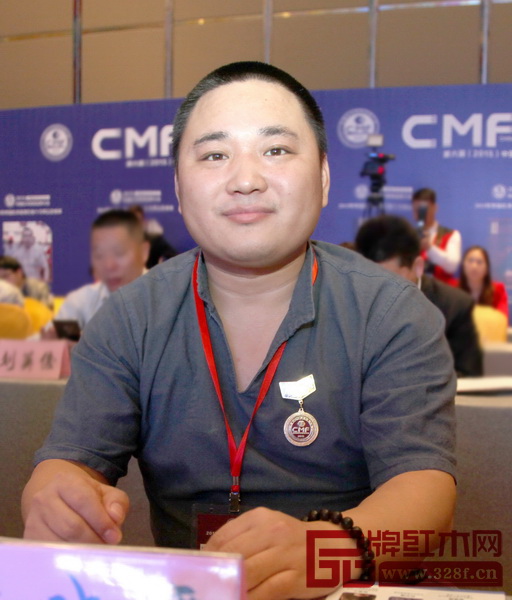 牛曉霆 東北林業(yè)大學(xué)明清家具研究所所長、東北林業(yè)大學(xué)研究生導(dǎo)師 明式家具要?jiǎng)?chuàng)新首先要尊重和認(rèn)識(shí)傳統(tǒng)明式家具的文化和審美，知其然知其所以然。