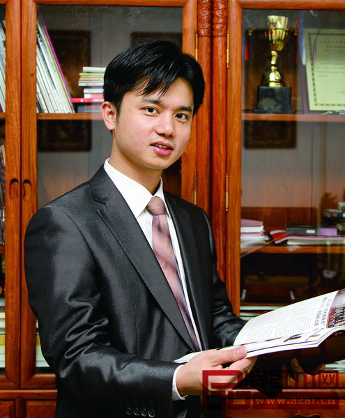 林偉華 全聯(lián)藝術(shù)紅木家具專委會(huì)執(zhí)行會(huì)長、弘木傳媒CEO 新明式家具要能成為品牌,首先要在審美和生活品味上接受當(dāng)代消費(fèi)者的認(rèn)可和市場的考驗(yàn);也要經(jīng)受時(shí)間的考驗(yàn),要能成為一個(gè)時(shí)代的標(biāo)簽留下來。 林偉華 全聯(lián)藝術(shù)紅木家具專委會(huì)執(zhí)行會(huì)長、弘木傳媒CEO 新明式家具要能成為品牌,首先要在審美和生活品味上接受當(dāng)代消費(fèi)者的認(rèn)可和市場的考驗(yàn);也要經(jīng)受時(shí)間的考驗(yàn),要能成為一個(gè)時(shí)代的標(biāo)簽留下來。