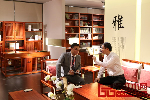 廣東省家具協(xié)會會長王克(右)與國壽紅木副董事長陳淦凡(左)交流行業(yè)信息 廣東省家具協(xié)會會長王克(右)與國壽紅木副董事長陳淦凡(左)交流行業(yè)信息
