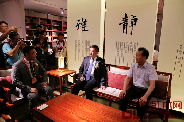 加博會、海博會組委會秘書長、省商務廳副廳長吳軍(中)與云南省人民政府黨組成員、副省長高樹勛(右一)與國壽紅木副董事長陳淦凡(左一)交流 加博會、海博會組委會秘書長、省商務廳副廳長吳軍(中)與云南省人民政府黨組成員、副省長高樹勛(右一)與國壽紅木副董事長陳淦凡(左一)交流