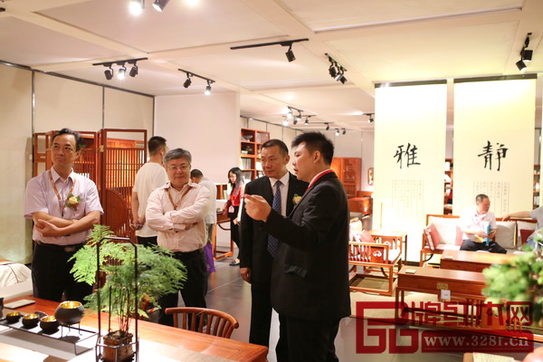 國壽紅木副總經理王耀佳為厚街鎮(zhèn)鎮(zhèn)長蔣亞軍(右二)介紹國壽新明式紅木品牌“世外桃源” 國壽紅木副總經理王耀佳為厚街鎮(zhèn)鎮(zhèn)長蔣亞軍(右二)介紹國壽新明式紅木品牌“世外桃源”