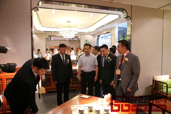 加博會、海博會組委會秘書長、省商務廳副廳長吳軍(左二),云南省人民政府黨組成員、副省長高樹勛(中)與東莞市名家具展總經理方潤忠(右二)蒞臨國壽展館 加博會、海博會組委會秘書長、省商務廳副廳長吳軍(左二),云南省人民政府黨組成員、副省長高樹勛(中)與東莞市名家具展總經理方潤忠(右二)蒞臨國壽展館