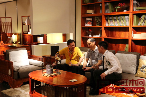 江蘇省家具行業(yè)協(xié)會會長胡盤根(中)、國壽紅木董事長陳國壽(左)與廣東現(xiàn)代會展管理有限公司董事總經理林亨通(右) 江蘇省家具行業(yè)協(xié)會會長胡盤根(中)、國壽紅木董事長陳國壽(左)與廣東現(xiàn)代會展管理有限公司董事總經理林亨通(右)