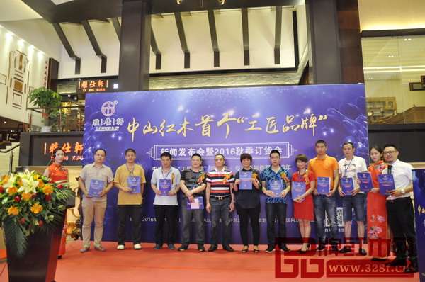 雅仕軒董事長(zhǎng)陳君（左六）與經(jīng)銷商們合影留念