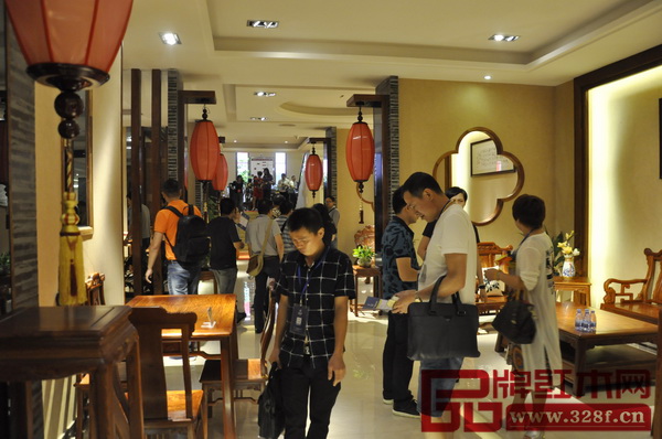 經(jīng)銷商們正在選購(gòu)讓利產(chǎn)品 經(jīng)銷商們正在選購(gòu)讓利產(chǎn)品