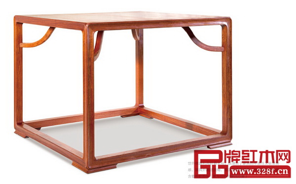 世外桃源利用好霸王棖，既增加了家具的牢固性又極富美感，觀其外簡潔流暢，觀其內(nèi)俊逸挺秀，簡潔的形態(tài)中蘊(yùn)含著雅致韻味（圖為世外桃源四方桌）
