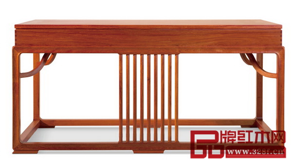 世外桃源系列將直欞元素放大,加以改進(jìn)組合,以看似簡簡單單的直線,組成別有洞天的各種幾何面,多視覺審視依然韻味綿長(圖為世外桃源書臺) 世外桃源系列將直欞元素放大,加以改進(jìn)組合,以看似簡簡單單的直線,組成別有洞天的各種幾何面,多視覺審視依然韻味綿長(圖為世外桃源書臺)