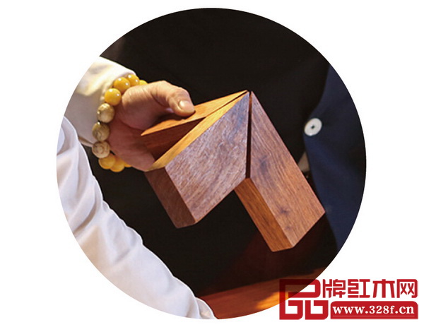 “粽角榫”也叫三角齊尖，它的特點(diǎn)是每個角都以三根方材格角結(jié)合在一起