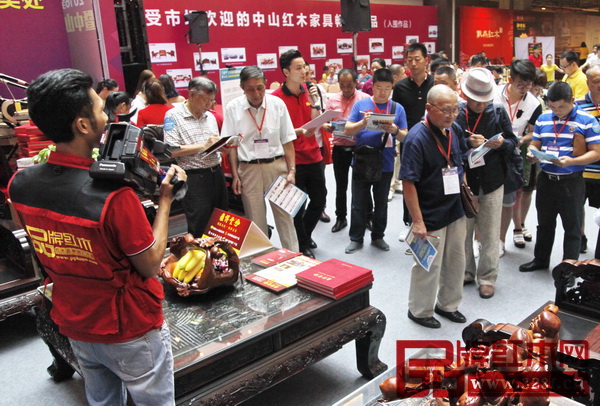評選現(xiàn)場紅木專家評鑒參選家具 評選現(xiàn)場紅木專家評鑒參選家具