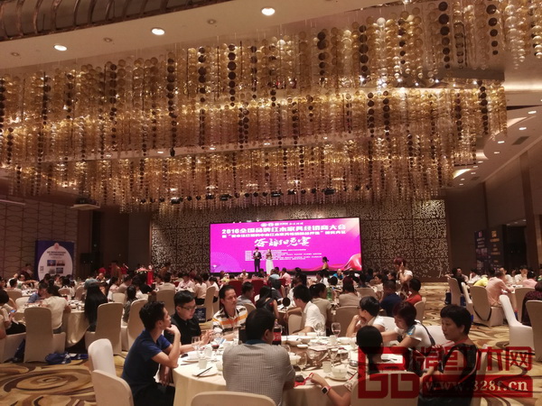 2016全國品牌紅木家具經(jīng)銷商大會答謝晚宴在中山皇冠假日酒店舉行 2016全國品牌紅木家具經(jīng)銷商大會答謝晚宴在中山皇冠假日酒店舉行