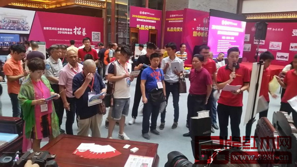 專家學(xué)者以及來(lái)自全國(guó)各地的經(jīng)銷商一同為順泰軒·吉象門第《吉祥沙發(fā)》進(jìn)行打分 專家學(xué)者以及來(lái)自全國(guó)各地的經(jīng)銷商一同為順泰軒·吉象門第《吉祥沙發(fā)》進(jìn)行打分