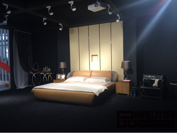 主題館更重視家居環(huán)境的布置和氣氛，細(xì)節(jié)設(shè)計(jì)和軟裝搭配等把家具的美展現(xiàn)得淋漓盡致