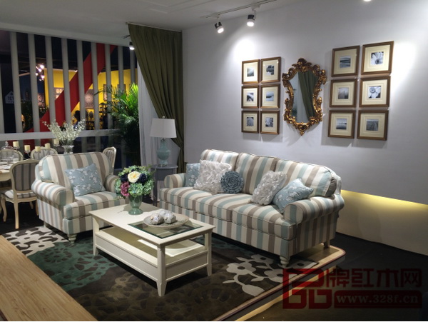 主題館更重視家居環(huán)境的布置和氣氛，細(xì)節(jié)設(shè)計(jì)和軟裝搭配等把家具的美展現(xiàn)得淋漓盡致