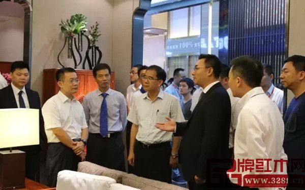 東莞市委副書記、市人民政府市長梁維東(中),厚街鎮(zhèn)委書記萬卓培(左二),東莞名家具俱樂部理事長林炳輝(左三)在國壽紅木副董事長陳淦凡的介紹下詳細(xì)了解此次家具展招商情況 東莞市委副書記、市人民政府市長梁維東(中),厚街鎮(zhèn)委書記萬卓培(左二),東莞名家具俱樂部理事長林炳輝(左三)在國壽紅木副董事長陳淦凡的介紹下詳細(xì)了解此次家具展招商情況