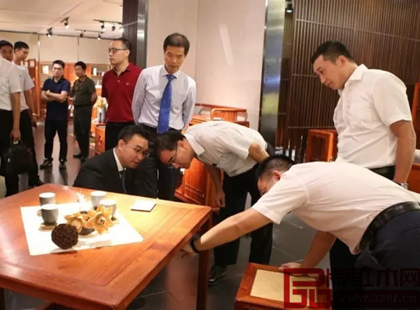 國壽紅木的用材、設(shè)計(jì)細(xì)節(jié)始終領(lǐng)先于行業(yè)標(biāo)準(zhǔn),得到現(xiàn)場來賓的一致好評 國壽紅木的用材、設(shè)計(jì)細(xì)節(jié)始終領(lǐng)先于行業(yè)標(biāo)準(zhǔn),得到現(xiàn)場來賓的一致好評