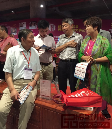 全國(guó)工商聯(lián)執(zhí)委、全聯(lián)民間文物藝術(shù)品商會(huì)會(huì)長(zhǎng)宋建文（右二），原故宮博物院文保科技部主任、古典紅木家具專家曹靜樓（左一），全聯(lián)藝術(shù)紅木家具專委會(huì)執(zhí)行會(huì)長(zhǎng)、弘木傳媒CEO林偉華（左二）與經(jīng)銷商共同為林木軒參評(píng)作品打分