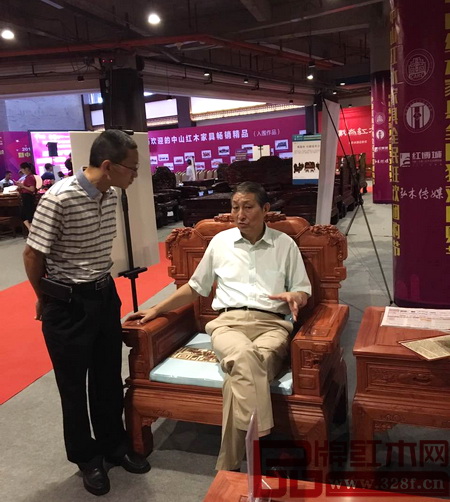 林木軒董事長(zhǎng)朱南雄(左)認(rèn)真聆聽(tīng)原故宮博物院文??萍疾恐魅巍⒐诺浼t木家具專家曹靜樓(右)點(diǎn)評(píng)林木軒參評(píng)家具 林木軒董事長(zhǎng)朱南雄(左)認(rèn)真聆聽(tīng)原故宮博物院文??萍疾恐魅巍⒐诺浼t木家具專家曹靜樓(右)點(diǎn)評(píng)林木軒參評(píng)家具