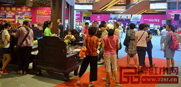 2016中山紅木全民狂歡團(tuán)購(gòu)節(jié)現(xiàn)場(chǎng)火爆,消費(fèi)者“買(mǎi)買(mǎi)買(mǎi)”,商家簽單簽到停不下來(lái) 2016中山紅木全民狂歡團(tuán)購(gòu)節(jié)現(xiàn)場(chǎng)火爆,消費(fèi)者“買(mǎi)買(mǎi)買(mǎi)”,商家簽單簽到停不下來(lái)