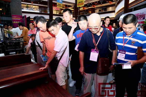 中國高等家具設(shè)計專業(yè)創(chuàng)始人、中南林業(yè)科技大學博士生導(dǎo)師胡景初，優(yōu)秀經(jīng)銷商代表、香河年年紅董事長柔關(guān)平（右四）等專家和經(jīng)銷商為波記家具《小葉紫檀·素板羅漢床》評分