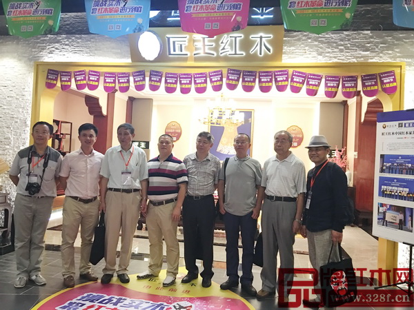 匠王紅木董事長李茂先(左四)與全聯民間文物藝術品商會會長宋建文(右四),原故宮博物院文??萍疾恐魅尾莒o樓(左三),《紅木家具通用技術條件》標準主要起草人之一曹新民(右二),故宮博物院副研究員周京南(右三),華南農業(yè)大學教授李凱夫(左一),家具行業(yè)資深媒體人王周(右一),全聯藝術紅木家具專委會執(zhí)行會長林偉華(左二)一行在匠王紅木展廳留影 匠王紅木董事長李茂先(左四)與全聯民間文物藝術品商會會長宋建文(右四),原故宮博物院文??萍疾恐魅尾莒o樓(左三),《紅木家具通用技術條件》標準主要起草人之一曹新民(右二),故宮博物院副研究員周京南(右三),華南農業(yè)大學教授李凱夫(左一),家具行業(yè)資深媒體人王周(右一),全聯藝術紅木家具專委會執(zhí)行會長林偉華(左二)一行在匠王紅木展廳留影