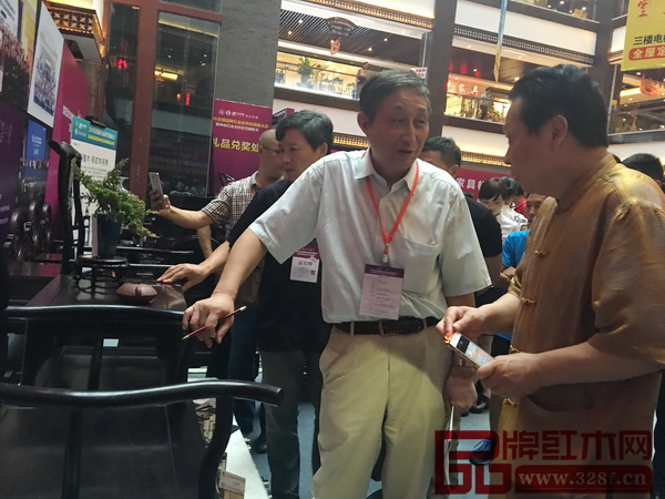 原故宮博物院文??萍疾恐魅?、古典紅木家具專家曹靜樓都表示,這些年來(lái)沒(méi)有一個(gè)企業(yè)能把齊白石繪畫(huà)融在家具里,紅寶軒做得非常有創(chuàng)意 原故宮博物院文保科技部主任、古典紅木家具專家曹靜樓都表示,這些年來(lái)沒(méi)有一個(gè)企業(yè)能把齊白石繪畫(huà)融在家具里,紅寶軒做得非常有創(chuàng)意