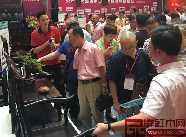 經(jīng)銷商與專家在給紅寶軒《輝煌騰達(dá)休閑椅》打分 經(jīng)銷商與專家在給紅寶軒《輝煌騰達(dá)休閑椅》打分