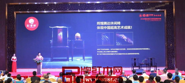 輝煌騰達(dá)休閑椅將齊白石國(guó)畫(huà)中活靈活現(xiàn)、躍躍欲試的蝗蟲(chóng)雕刻在椅子的靠背板上,并在搭腦上用立體雕手法雕刻螭虎,整個(gè)椅子將明式家具的雅趣與齊白石國(guó)畫(huà)中的生活之趣表現(xiàn)得淋漓盡致 輝煌騰達(dá)休閑椅將齊白石國(guó)畫(huà)中活靈活現(xiàn)、躍躍欲試的蝗蟲(chóng)雕刻在椅子的靠背板上,并在搭腦上用立體雕手法雕刻螭虎,整個(gè)椅子將明式家具的雅趣與齊白石國(guó)畫(huà)中的生活之趣表現(xiàn)得淋漓盡致