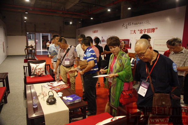 中國高等家具設(shè)計專業(yè)創(chuàng)始人、中南林業(yè)科技大學博士生導師胡景初（右一）等行業(yè)專家與經(jīng)銷商共同為博大家具《雅集東方·墨梅沙發(fā)》評分