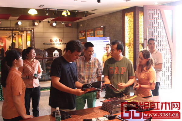 在紅古軒總經理吳赤宇(左四)陪同下,云南省人民政府黨組成員高樹勛一行參觀了紅古軒 在紅古軒總經理吳赤宇(左四)陪同下,云南省人民政府黨組成員高樹勛一行參觀了紅古軒