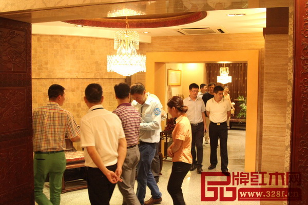 高樹勛一行對紅古軒制造的收藏級紅木家具和現(xiàn)代新中式紅木家具贊嘆不已 高樹勛一行對紅古軒制造的收藏級紅木家具和現(xiàn)代新中式紅木家具贊嘆不已