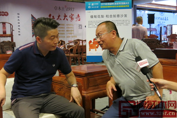 故宮博物院副研究員、明清宮廷家具專家周京南（右）就沙發(fā)的整體造型與大匯堂董事胡春騰（左）作深入交流