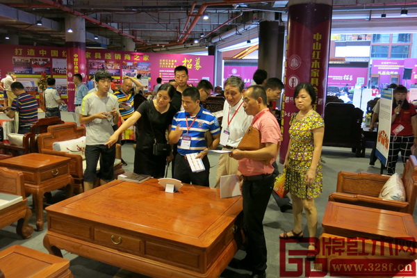 大匯堂銷售總監(jiān)湯青連給評(píng)委們?cè)敿?xì)介紹參評(píng)作品