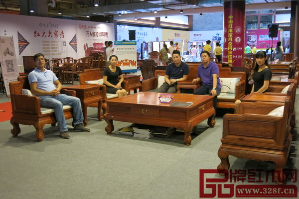 大匯堂董事胡春龍（右二）、胡春騰（左三）、華南區(qū)總監(jiān)張桂倫（左一）、華中區(qū)總監(jiān)歐芬蘭（右一）、華北區(qū)總監(jiān)成路鳳（左二）等高層參加了此次評(píng)選活動(dòng)