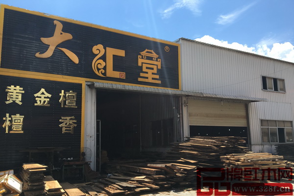 大匯堂廠房外陳列著經(jīng)過(guò)嚴(yán)格挑選、烘干的木材老料